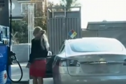 【動画】女さん、ガソリンスタンドであたふたするところを撮影されてしまう
