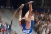 【動画】フランスの棒高跳び選手、股間が棒に引っかかって敗退😭😭😭