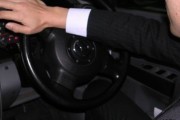 どうして煽り運転マンは左腕を肘掛けにのせながら右手でハンドルの頂点を持っているの？？