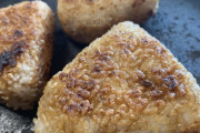 外国人「日本の焼きおにぎりって知ってる？これは美味いぞ」