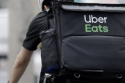 ウーバーイーツへの虚偽登録容疑で全国初の摘発、不法滞在者による不正の温床か