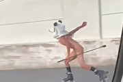 【アメリカ】高速道路でゴルフクラブを持ってローラーブレードで疾走する全裸のパンダ目撃される