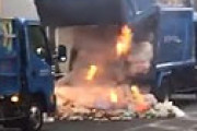 【動画】 歌舞伎町の路上でゴミ収集車が炎上、現地騒然