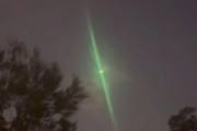 緑の閃光が夜空を横切る！オーストラリアで目撃された火球