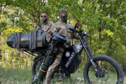 ウクライナ軍、電動バイクを投入…音を立てず、ロシア軍の熱感知でもほぼ捉えられない利点！