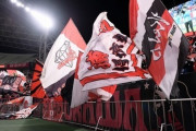 浦和、川崎戦で大旗投げ込みのサポーターに「無期限入場禁止」処分…「悔しさと憤りを感じずにはいられません」
