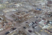 アメリカの竜巻被害跡が凄まじい「1軒の家も残っていない。そして、彼らがみなどこにいるのか私たちにはわからない」100人以上死亡か