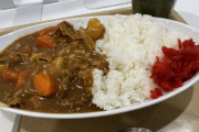 【画像】初見の飯屋でカレーライス(470円)頼んでコレが出てきた時のお前らの顔を絵文字で表してけ
