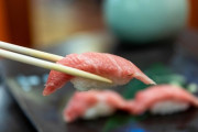 自称食通「この大トロがうまいんだよなぁ」いじわるワイ?「醤油なしで食べてみw」