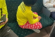 【画像】電車マナーの悪い親子、女によって撮影されるｗｗｗｗｗ