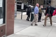 【動画】米NY 黒人男性がアジア系男性に「殺してやる、どけ」などと大声で喚き接近 ⇒通行人らが阻止