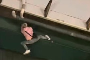 【動画】新今宮駅に現れたスパイダーマン、身体能力が高すぎるｗｗｗ
