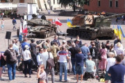 ポーランドの首都ワルシャワで、ウクライナ軍に破壊または鹵獲されたロシア軍戦車を展示！