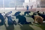 【動画】中国、大学生に「深夜四つん這い」が流行！コロナ長期化でストレスか？