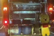 ゴミとして捨てられていた「くまのプーさん」清掃員が気に入ったため車に飾られる