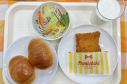 【悲報】X民、小中学校の給食にファミチキが出て発狂ｗｗｗｗｗ