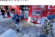 【動画】外国人迷惑系配信者、札幌雪祭りで大暴れ 雪玉をぶつけられて笑うだけの日本人スタッフ……これもう攘夷だろ
