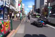 【動画】 女性が突然道路横断、バイクを転倒させる → 平然と立ち去る