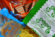 カップヌードル「お湯注ぐだけ」最近の「かやくいれてぇ…スープいれてぇ…オイルいれてぇ…」