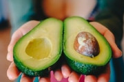 なんでアボカド食わんの？