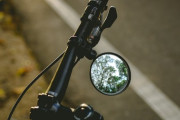 自転車ってミラー無いの怖くね？