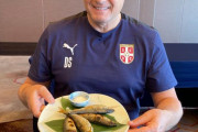 【画像】セルビア監督ストイコビッチさん、大好物の鮎を食すｗｗｗｗｗｗｗｗ