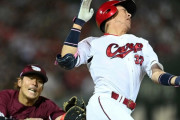 カープ野間、タッチを"神回避"も3フィートオーバーで幻に。新井監督猛抗議も覆らず「こればっかりは審判の判断」