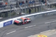 【動画】NASCARで壁走りという裏技が大成功してしまうｗｗｗｗｗｗ