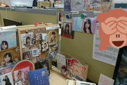 【衝撃】AKB48久保怜音ヲタのオフィスデスクが凄すぎると話題にｗｗｗ