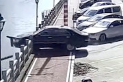 【中国】最悪の場面でアクセルとブレーキを踏み間違えた車とそれを救ったヒーローたち。