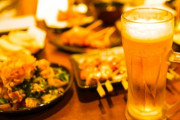 デートしたいと言いながら同僚と飲みに行かれるとイラッとする
