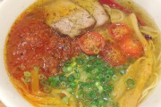 ラーメンにトマト入ってる・・・