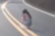 【恐怖】道路の真ん中でしゃがみスマホをいじっている女性が話題に…正体はいったい…