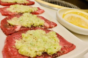 焼肉屋ワイ「ネギタン塩食うぞ、片面焼いてひっくり返して…」肉の上のネギ「じゃあの」