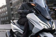 ワイ初心者、バイクにすり抜けされないように左寄せしてたのに無理やり突破される