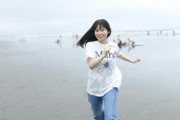 テレ東北川莉央アナの同期で相方の鈴木芹里乃(岡村ほまれ似)アナが、プライベートで何者かとビーチデートorz