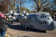 ケンタッキー州知事の就任式パレードにミニC-130ハーキュリーズが登場！