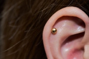 【ファッション】30代の妻が耳の上部の軟骨部分にピアス開けたいって言ってきた　子供がまだ小学生だから教育的に悪いと思ってるんだけど…