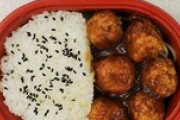 【第二弾❗】ローソンストア100で「ミートボール弁当」発売　ウインナー弁当に続くｗ