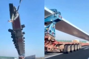 【動画】長っ！高速道路で目撃された驚くほど長い荷物を運ぶトレーラー。