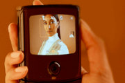 モトローラの折りたたみスマホ｢razr｣どうよ？