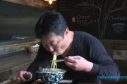 日本人「ラーメンはこうやって食べます（ズルズル！）」　海外の反応