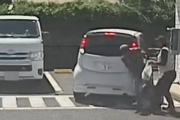 【動画】男「なに当てとんねん危ないやろが」車「警察は困る！本当にやめて！」ｷﾞｬｵｵｵﾝ →