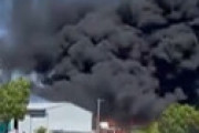 【動画】 愛知県弥富市五之三町の工場で大規模火災　東名阪道が黒煙に包まれ周辺道路が通行止めに