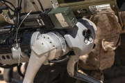 アメリカ海兵隊、4足ロボット犬にロケットランチャー搭載！