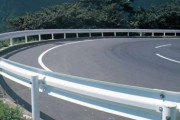 なぜ日本の道路はいたるところに汚れが目立つ白色ガードレールが設置してあるのか？