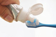 歯磨き前、歯ブラシはぬらすorぬらさない？「ぬらすと泡だらけに」…歯科衛生士が教える“正しい使い方”