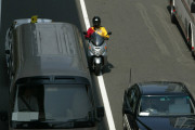 バイクのすり抜けってあり？　違法じゃなくても警察や自動車学校教官は否定的