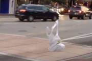 レジ袋が究極進化！？自らの意志を持ってスタスタと歩道を歩いているようにしか見えない映像