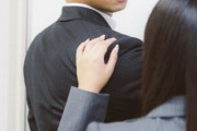 人の旦那にベタベタ触る女が会社にいるんだが　めちゃくちゃに腹が立って仕方ない